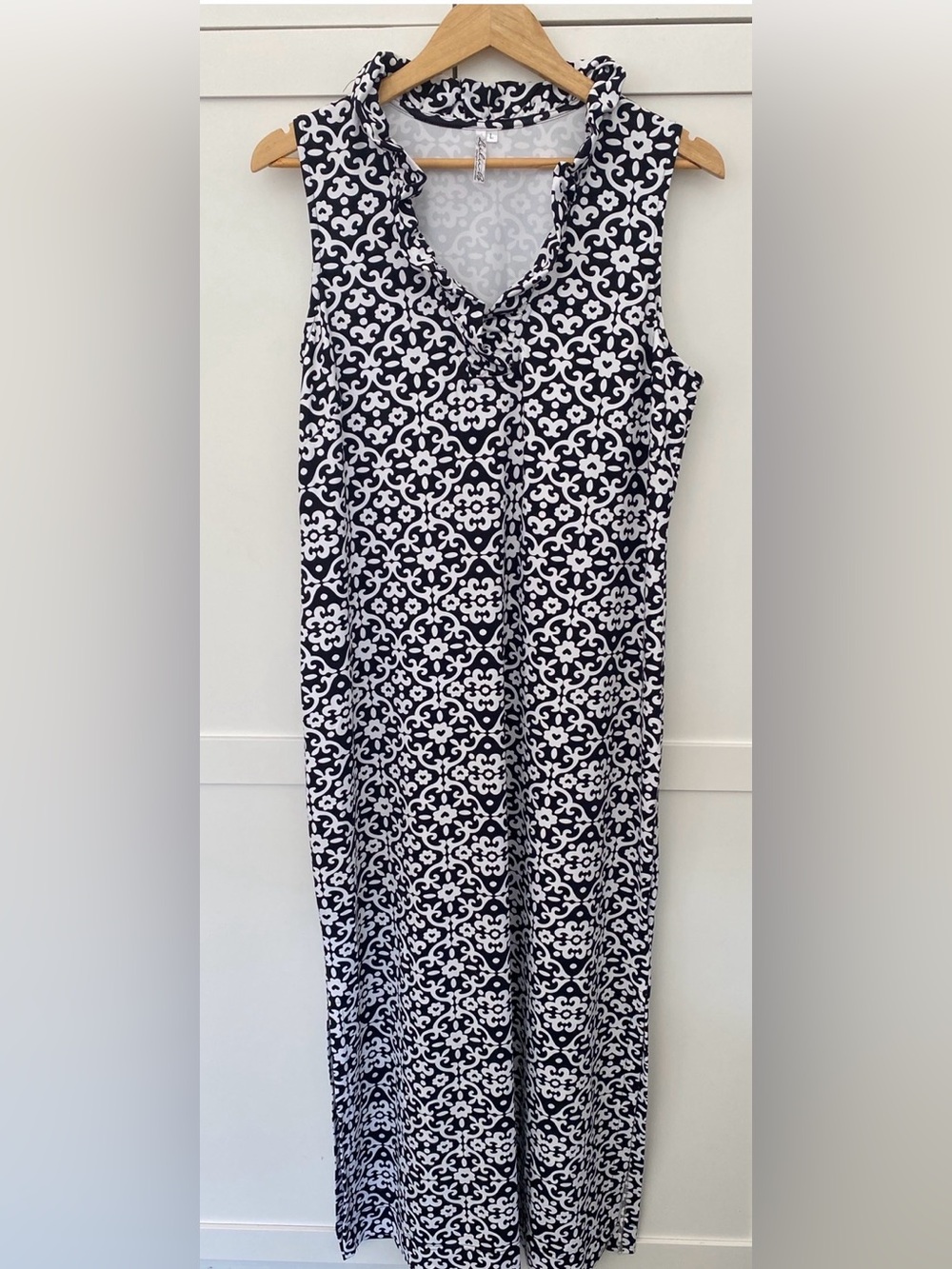 Lulu-B Black and White Sleeveless Maxi Dress with V-Neck Ruffle Resortwear Sz L